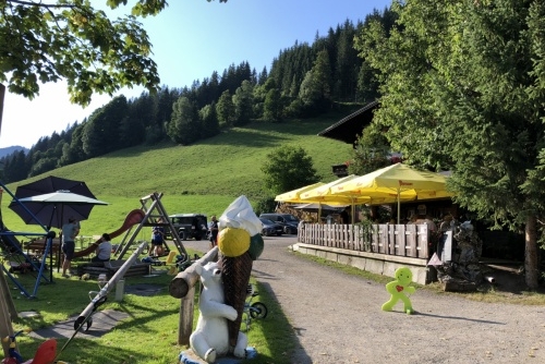 Zmrzlinárna Kirchgasshof - hřiště je hned u terasy s posezením